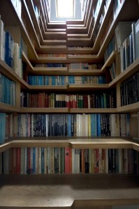 książki umieszczone pod stopniami schodów